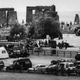Illustration for article titled Nine Timeless Monuments Photobombed By the Modern Era